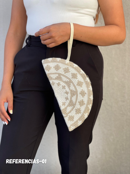 ✨Sobre Media Luna – Elegancia Artesanal de Mano 🌙🤍 (25x14 Cm)