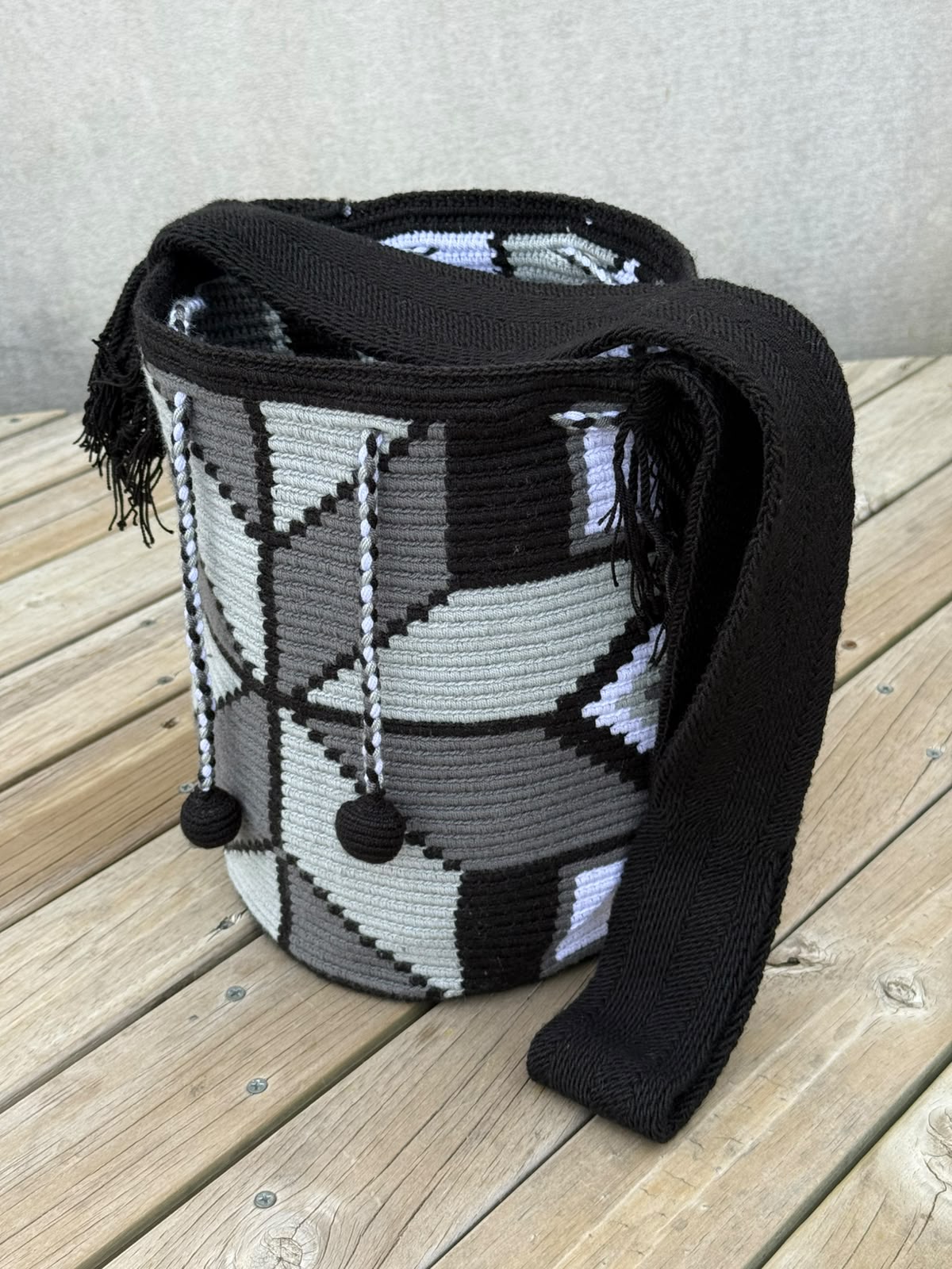 Mochila Wayuu Diseño Borlas (31x28 cm)