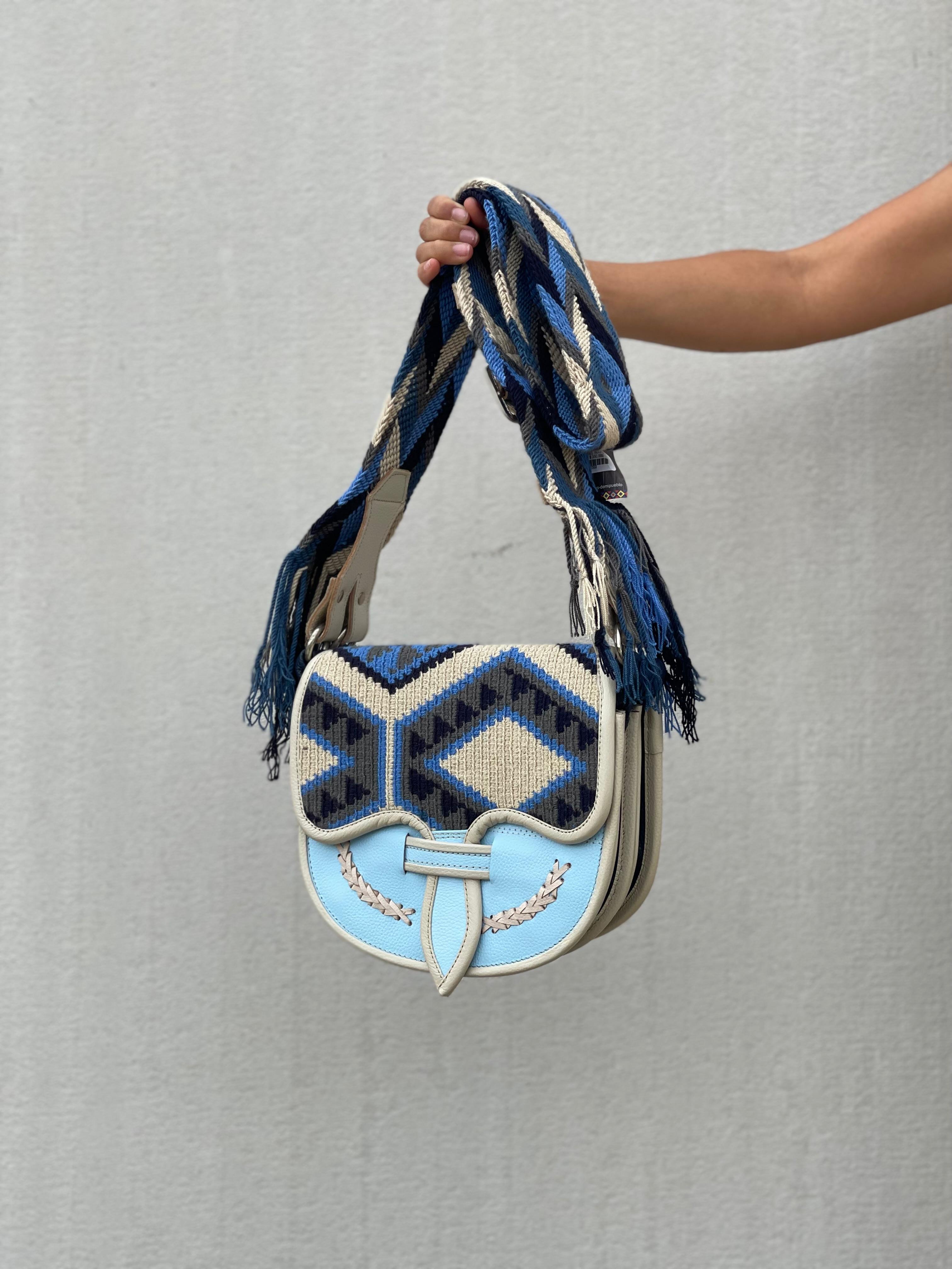 Carriel Wayuu – Colección Cielo de Acero – (26x21 cm)