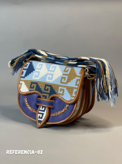 Carriel Wayuu – Colección Brisa Serena 💙🤍🤎 – (26x21 cm)