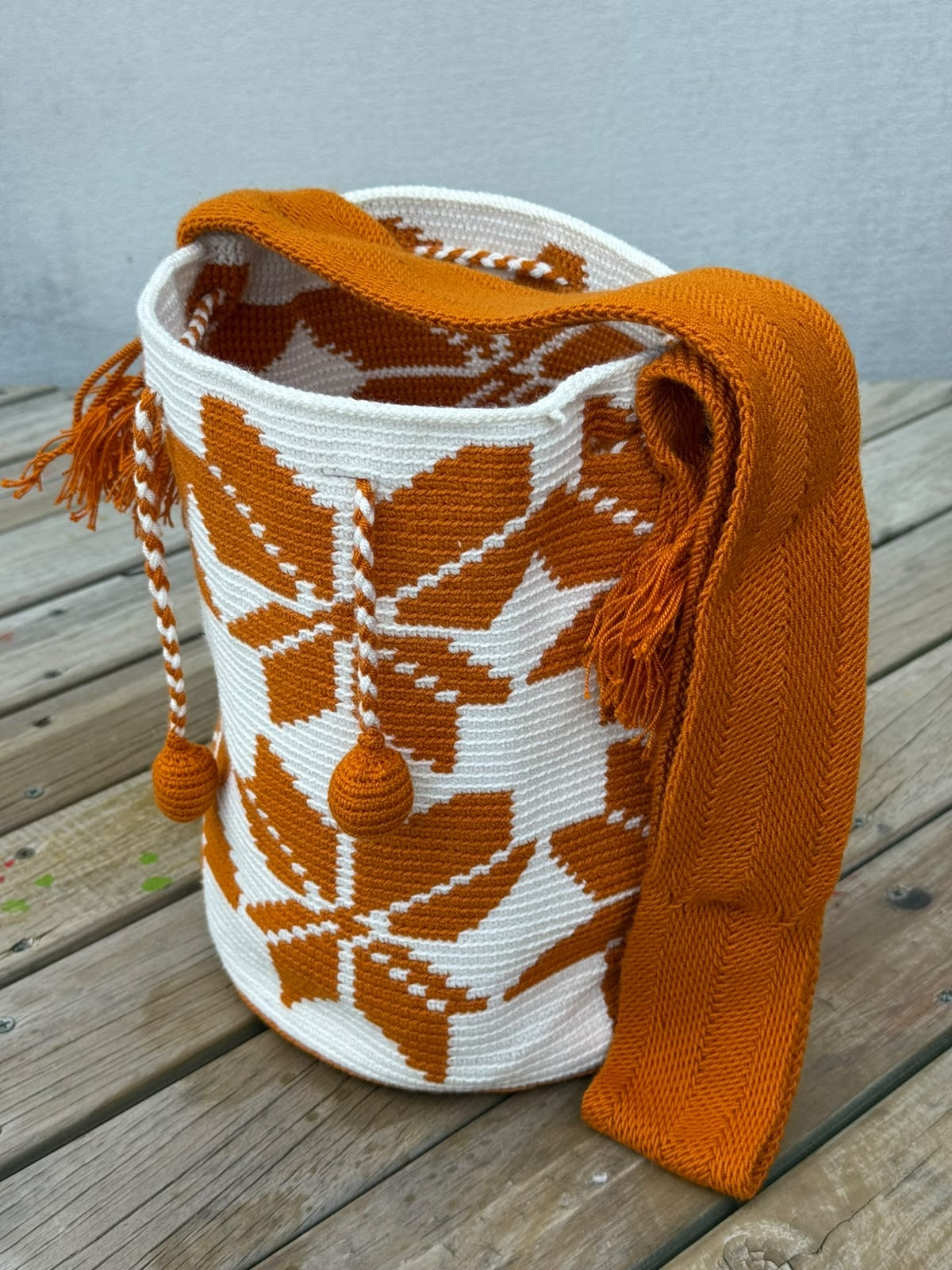 Mochila Wayuu Diseño Borlas (31x28 cm)