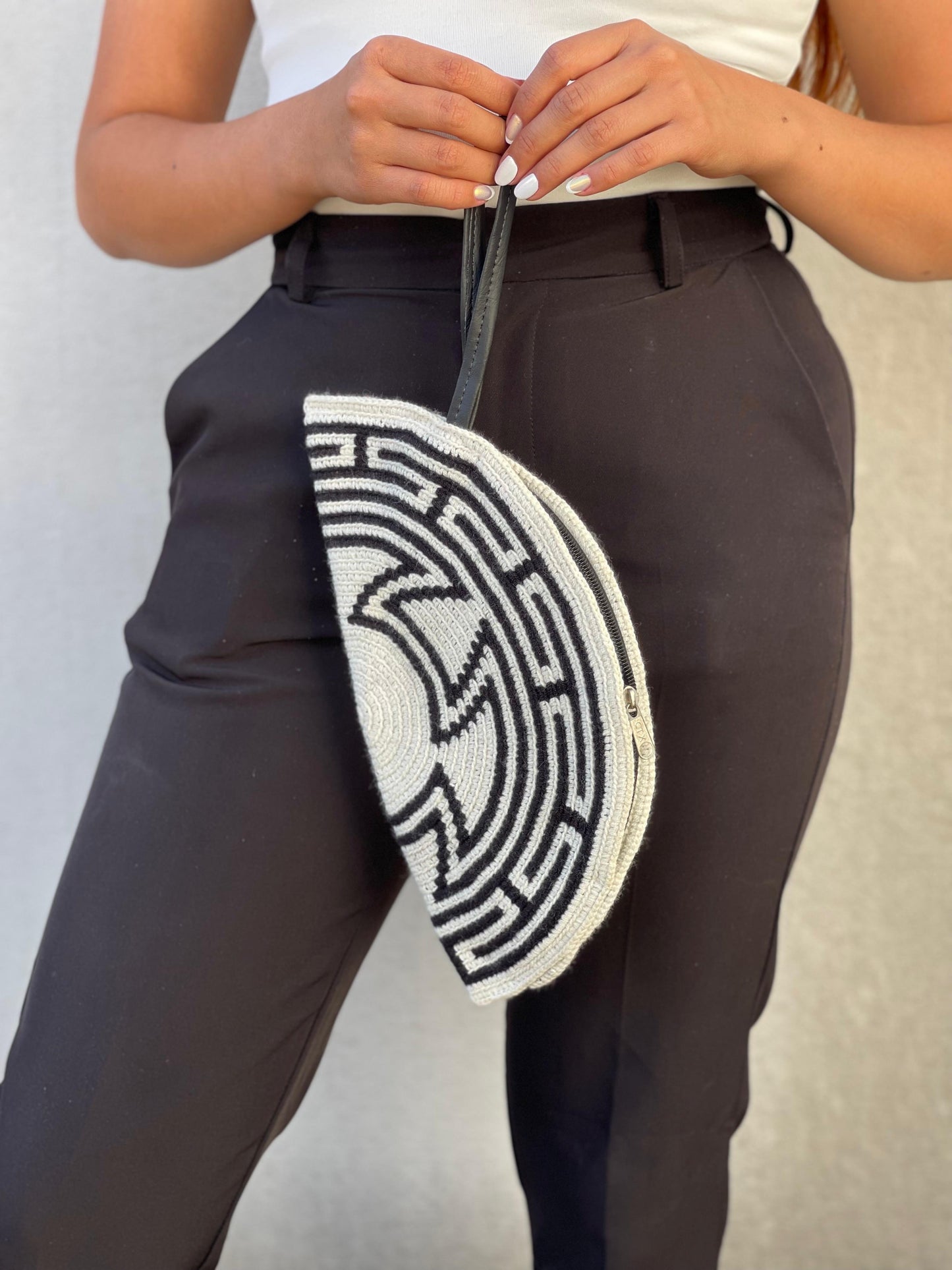 ✨Sobre Media Luna – Elegancia Artesanal de Mano 🌙🤍 (25x14 Cm)