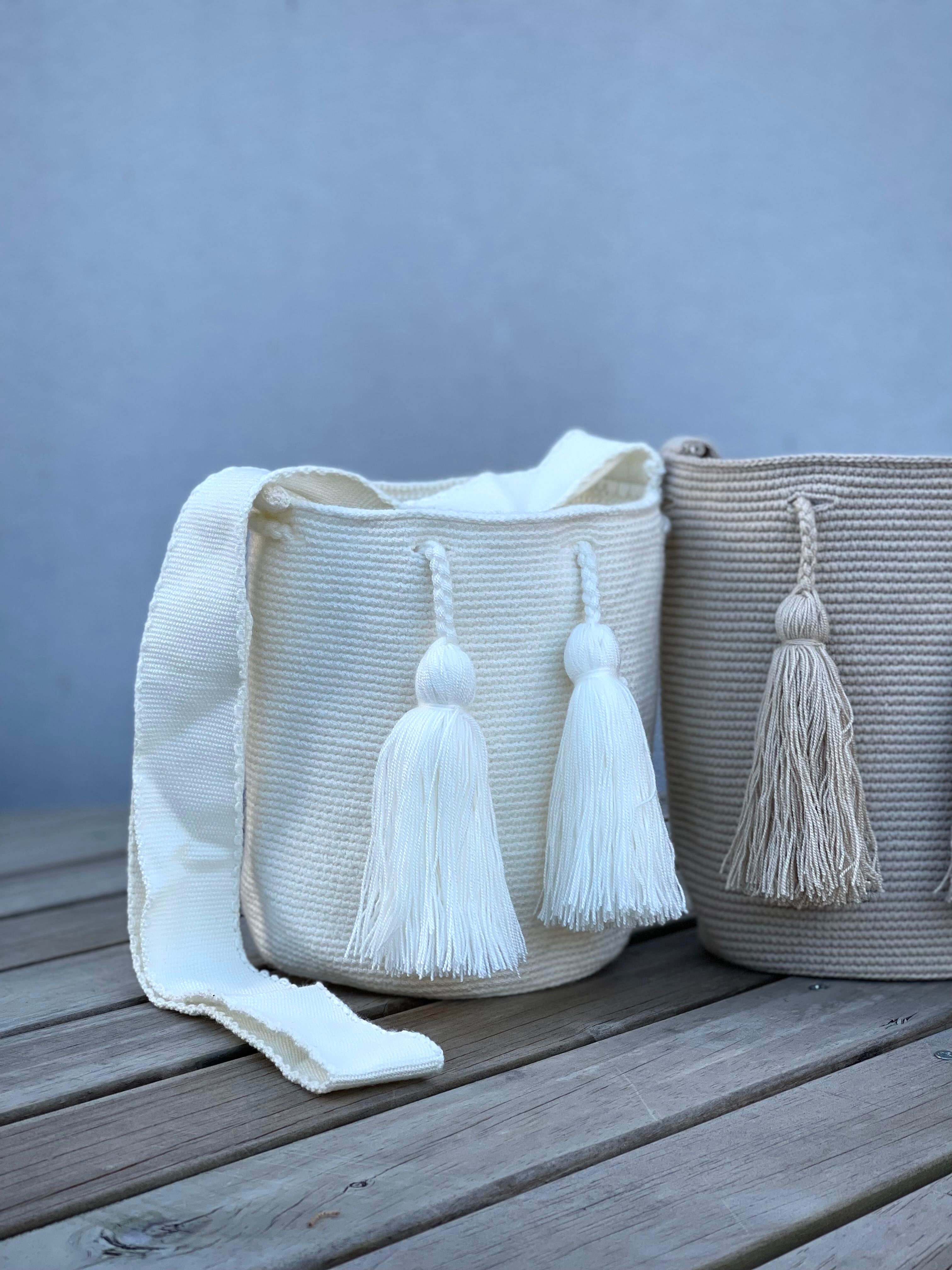 ✨Combo PREMIUM – 3 Mochilas Medianas 🤍⚫🌾 – (22x20 cm)
