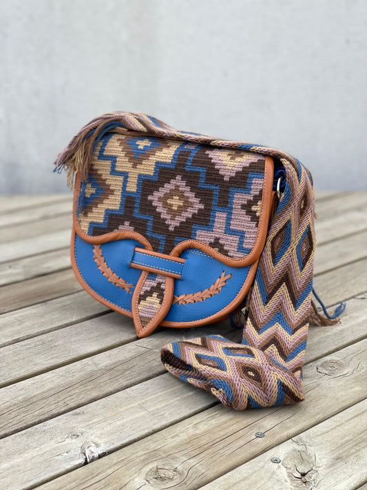 Carriel Wayuu – Colección Tierra Serena 🤎💙 – 26x21 cm