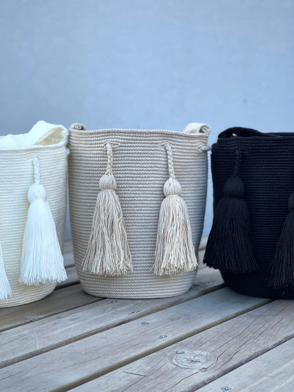 ✨Combo PREMIUM – 3 Mochilas Medianas 🤍⚫🌾 – (22x20 cm)