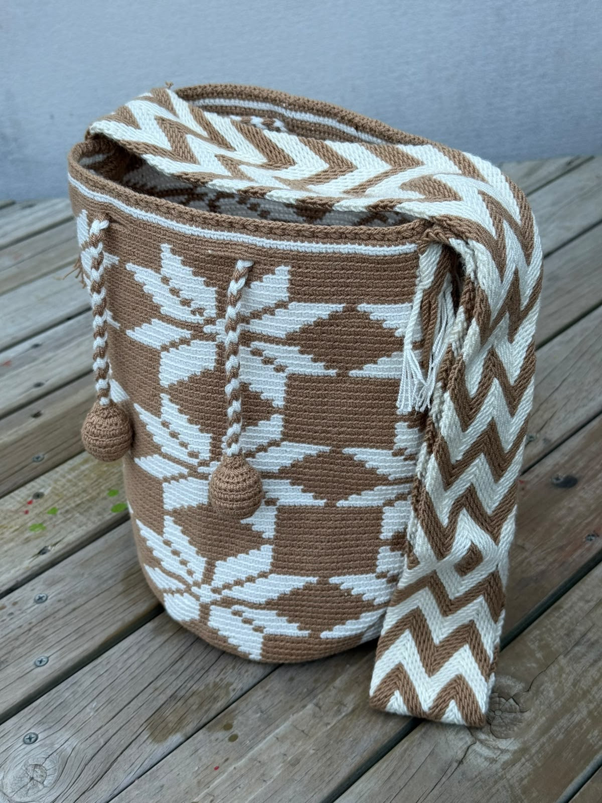 Mochila Wayuu Diseño Borlas (31x28 cm)