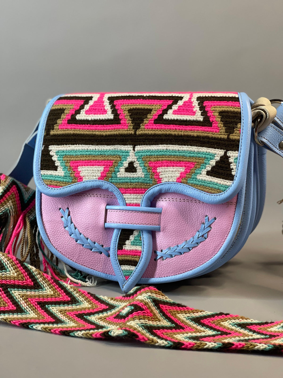 Carriel Wayuu – Colección Amanecer Dulce – (26x21 cm)