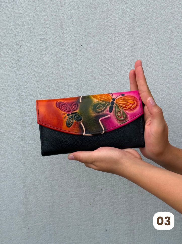 🦋🎨 Billetera Grande Neutral Pintada a Mano