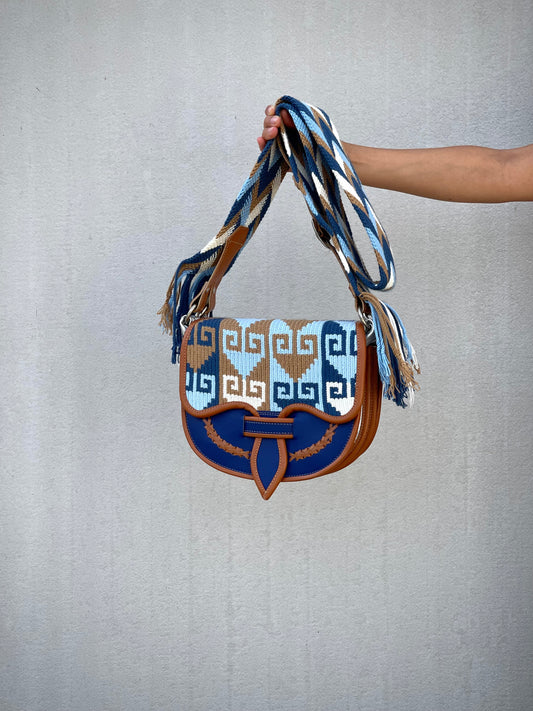 Carriel Wayuu – Colección Brisa Serena 💙🤍🤎 – (26x21 cm)