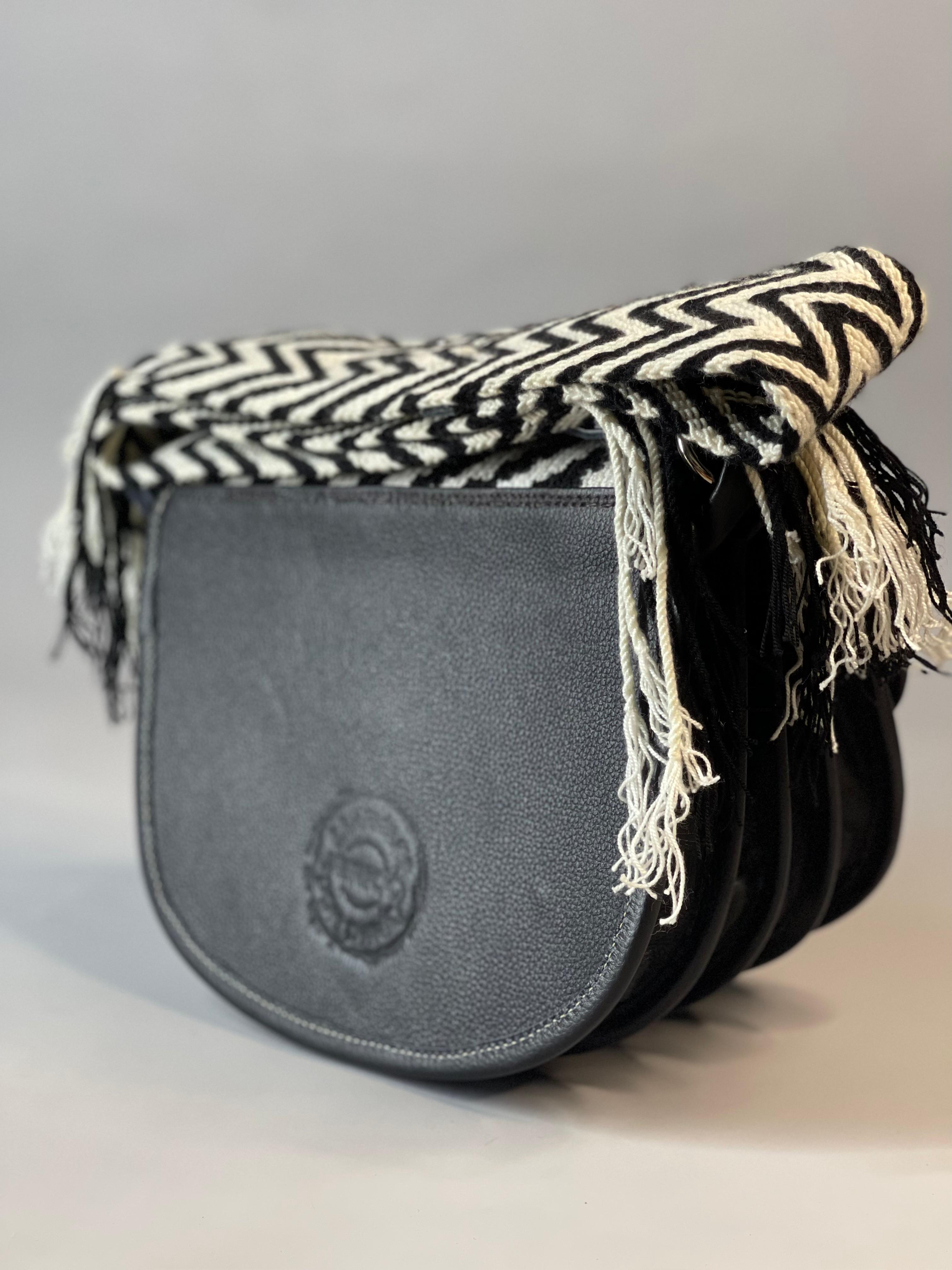 Carriel Wayuu – Colección Contraste Eterno (21x26 cm)