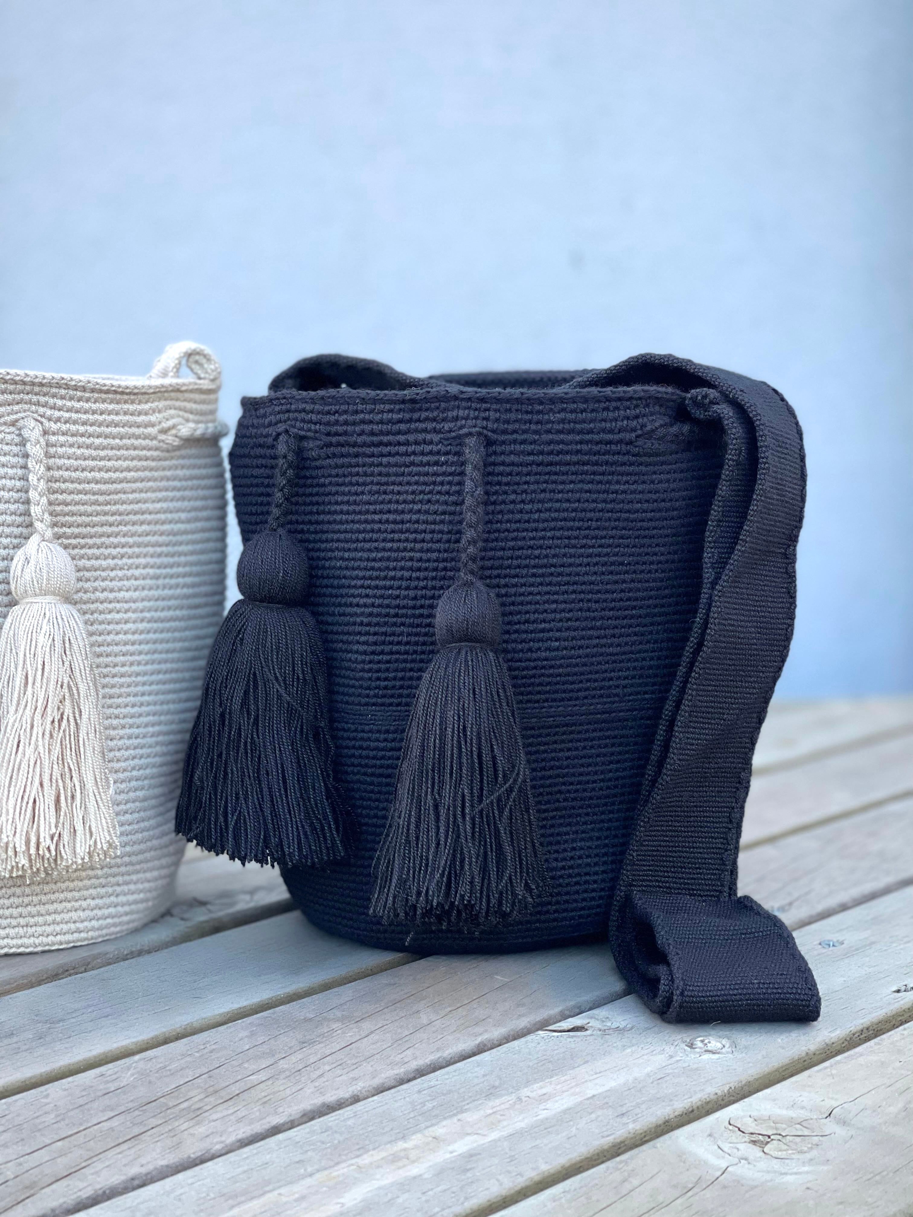 ✨Combo PREMIUM – 3 Mochilas Medianas 🤍⚫🌾 – (22x20 cm)