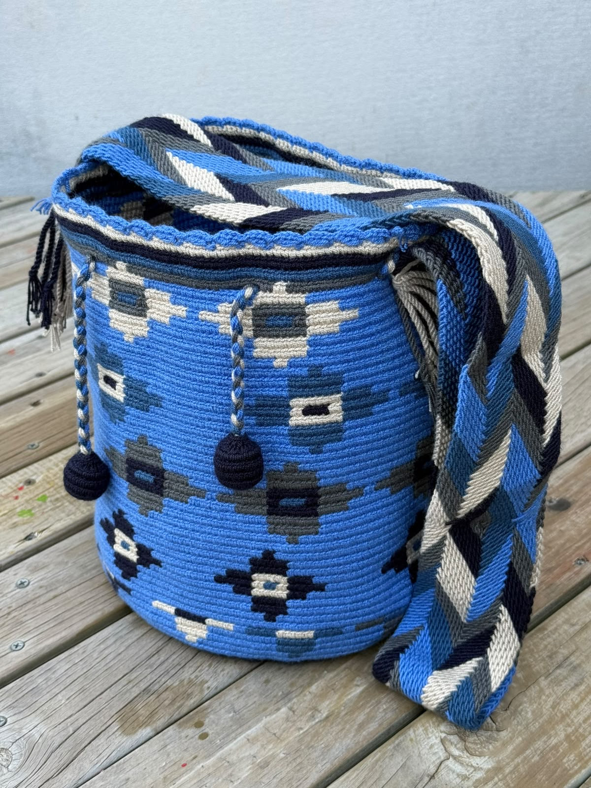 Mochila Wayuu Diseño Borlas (31x28 cm)