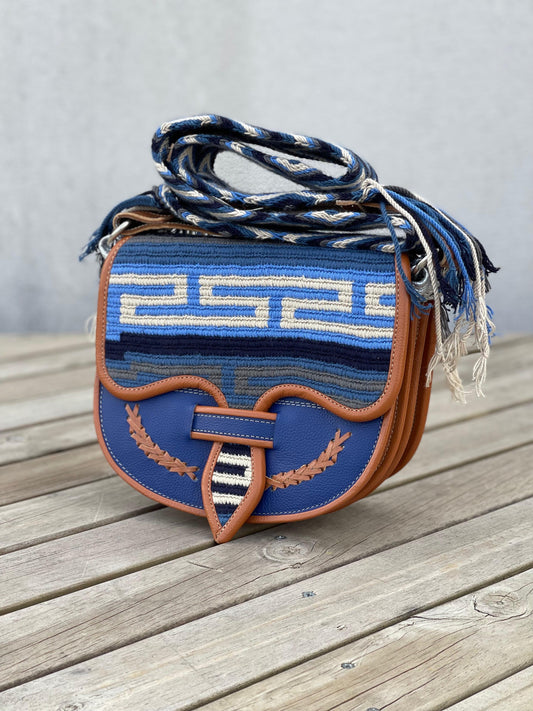 Carriel Wayuu – Colección Horizonte Sobrio 🤎💙⚪ – (26x21 cm)