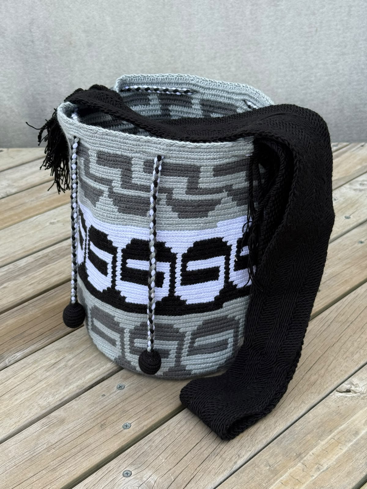 Mochila Wayuu Diseño Borlas (31x28 cm)