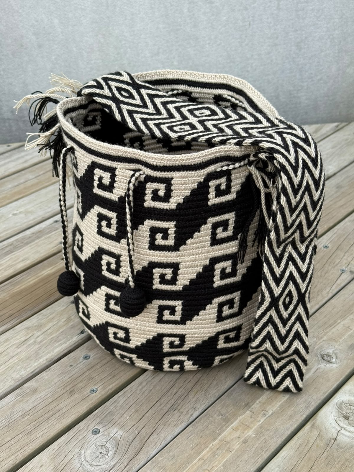Mochila Wayuu Diseño Borlas (31x28 cm)