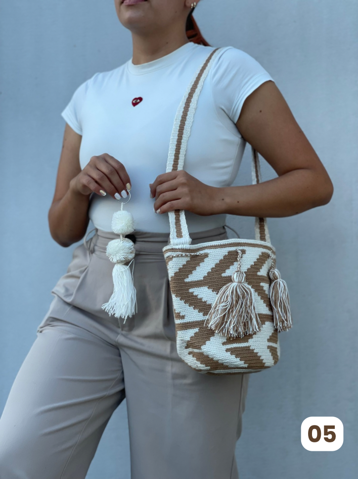 ✨Mochila MEDIANA Diseño + Llavero Artesanal 🎒🧿 – 21x18 cm