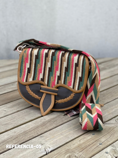 Carriel Wayuu– Colección Oro de la Tierra 🤎✨🤍 – (26x21 cm)