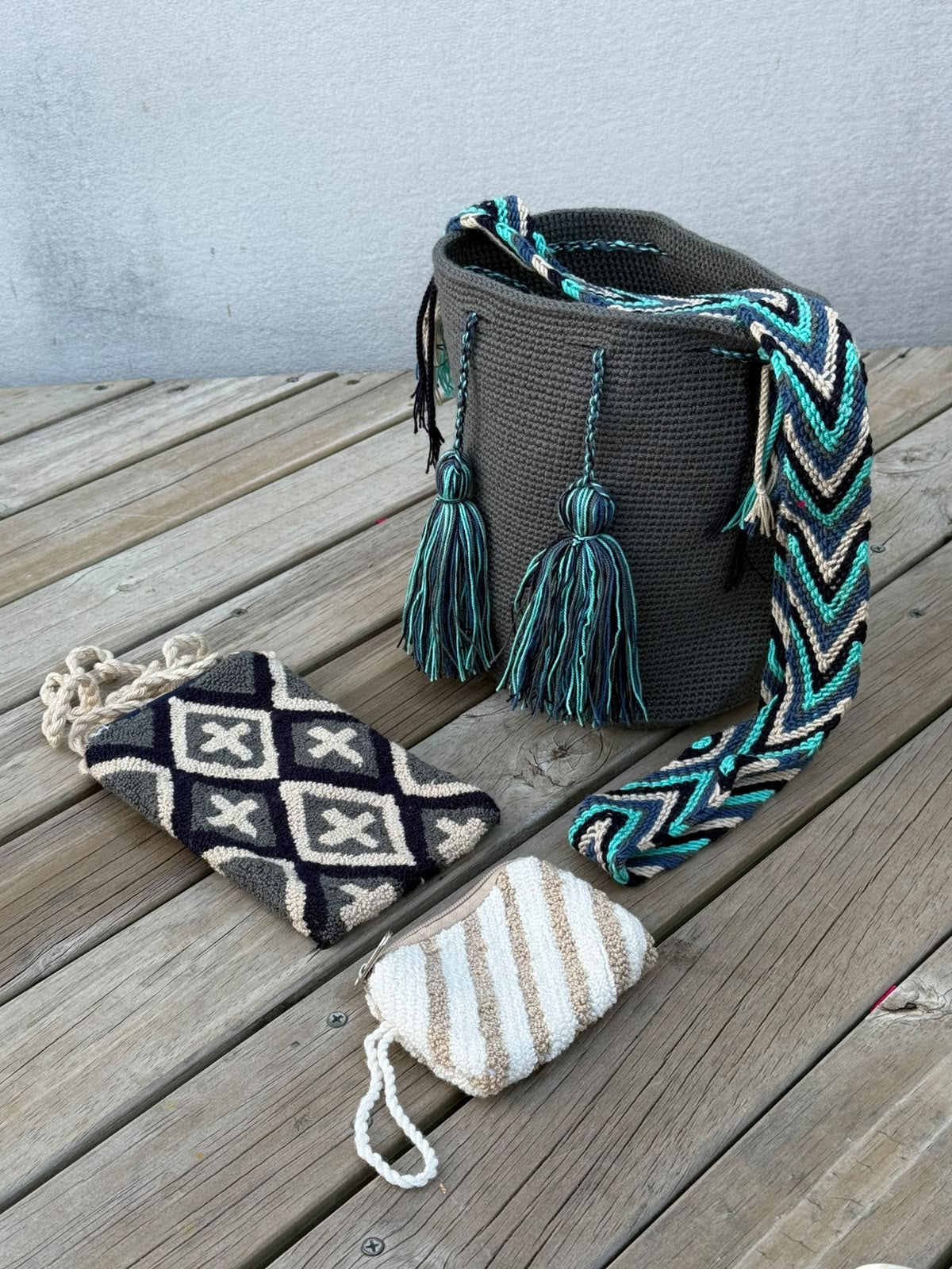 Combo – Mochila Mediana + Portacelular + Monedero – (22x20 cm)