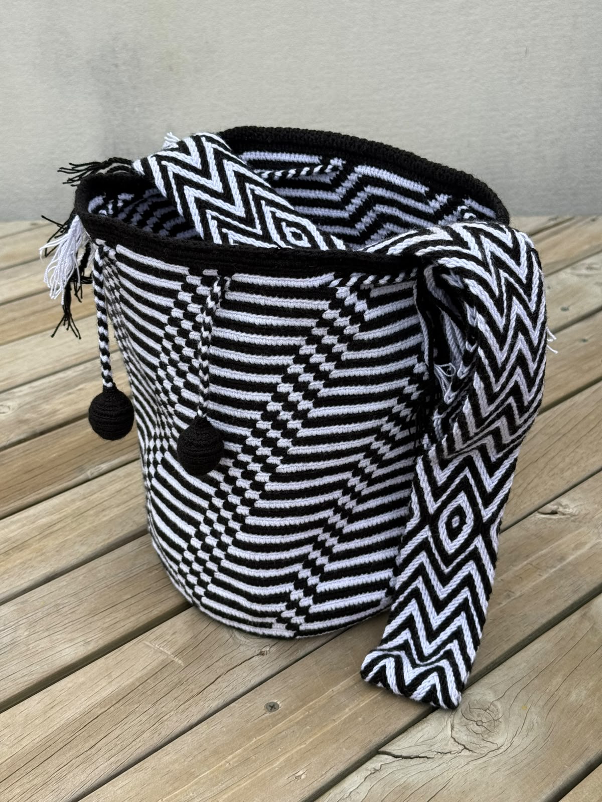 Mochila Wayuu Diseño Borlas (31x28 cm)