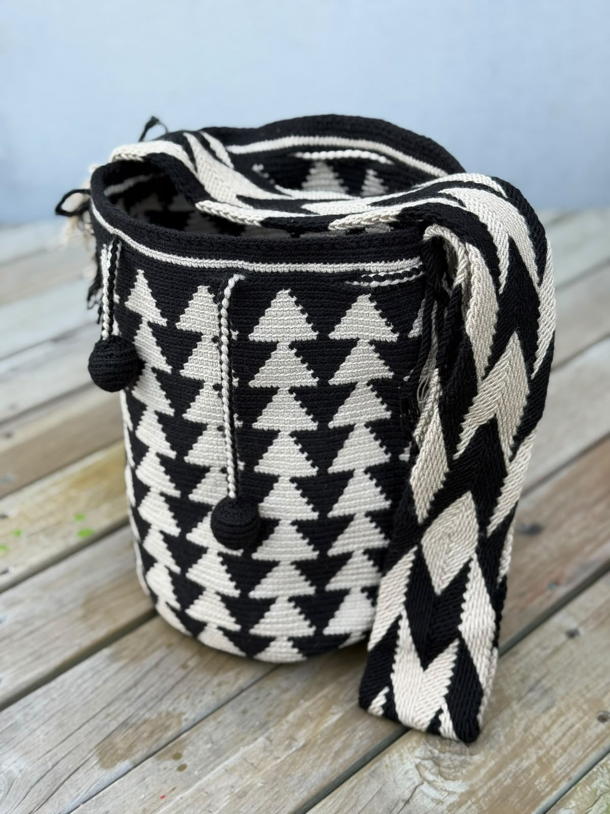Mochila Wayuu Diseño Borlas (31x28 cm)