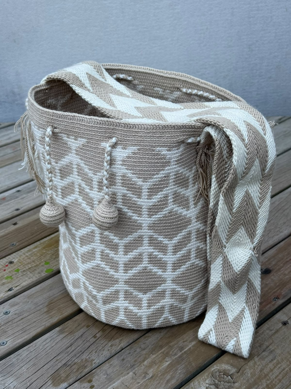 Mochila Wayuu Diseño Borlas (31x28 cm)