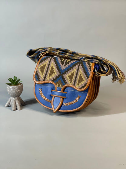 Carriel Wayuu – Colección Tierra Serena 🤎💙 – 26x21 cm