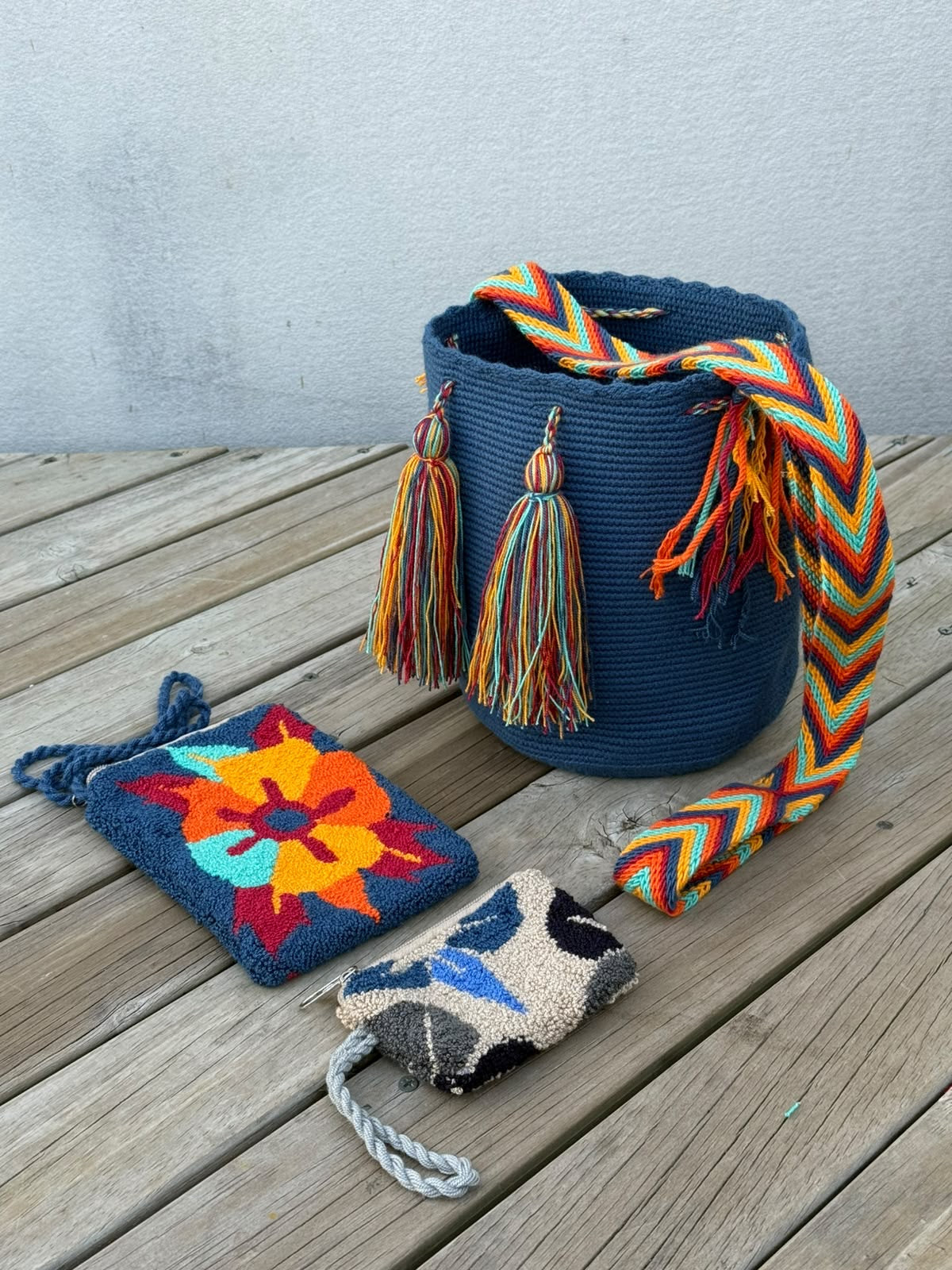 Combo – Mochila Mediana + Portacelular + Monedero – (22x20 cm)