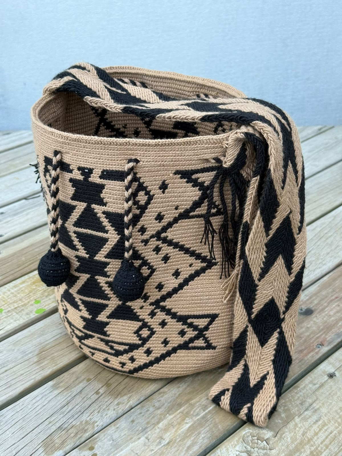 Mochila Wayuu Diseño Borlas (31x28 cm)