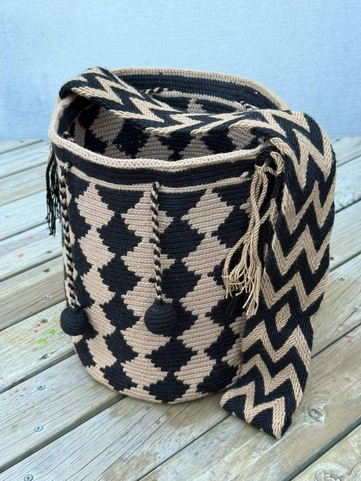 Mochila Wayuu Diseño Borlas (31x28 cm)
