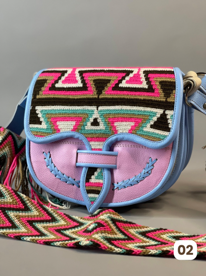 Carriel Wayuu – Colección Amanecer Dulce 🌸💙🤎 – (26x21 cm)