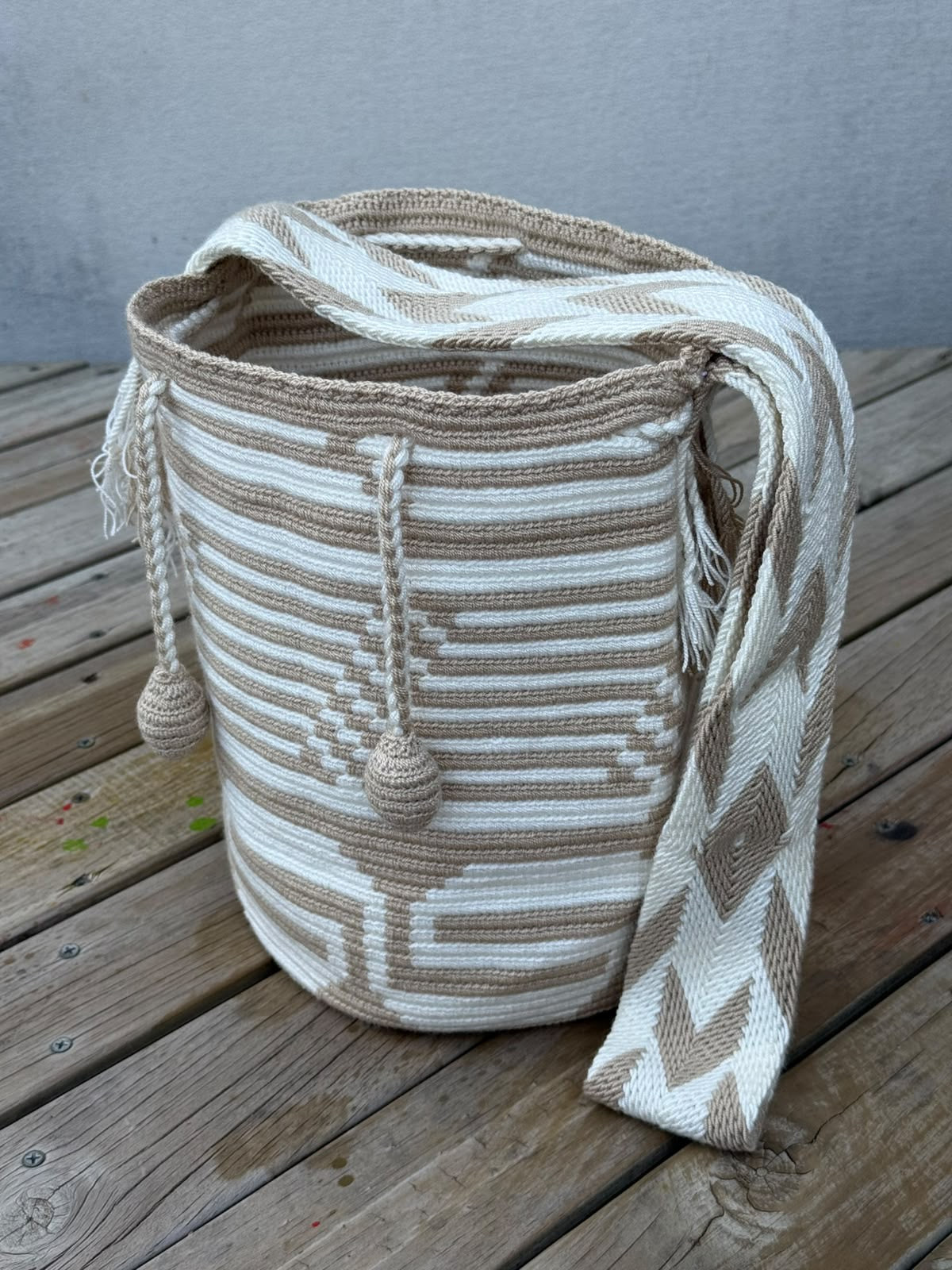 Mochila Wayuu Diseño Borlas (31x28 cm)