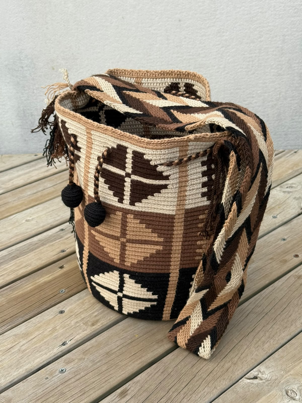 Mochila Wayuu Diseño Borlas (31x28 cm)