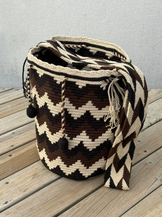 Mochila Wayuu Diseño Borlas (31x28 cm)