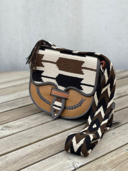 Carriel Wayuu– Colección Oro de la Tierra 🤎✨🤍 – (26x21 cm)