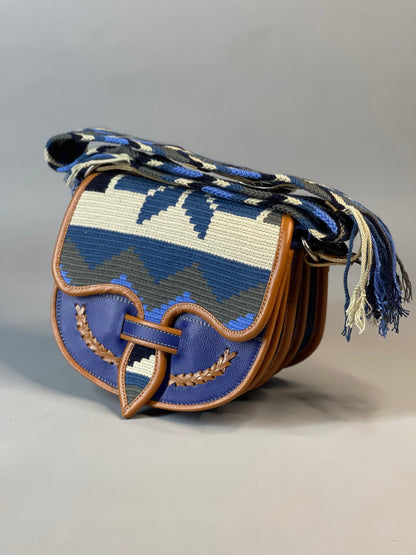 Carriel Wayuu – Colección Horizonte Sobrio 🤎💙⚪ – (26x21 cm)