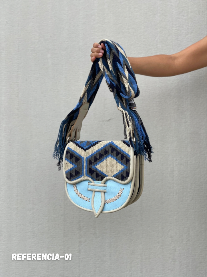 Carriel Wayuu – Colección Cielo de Acero – (26x21 cm)