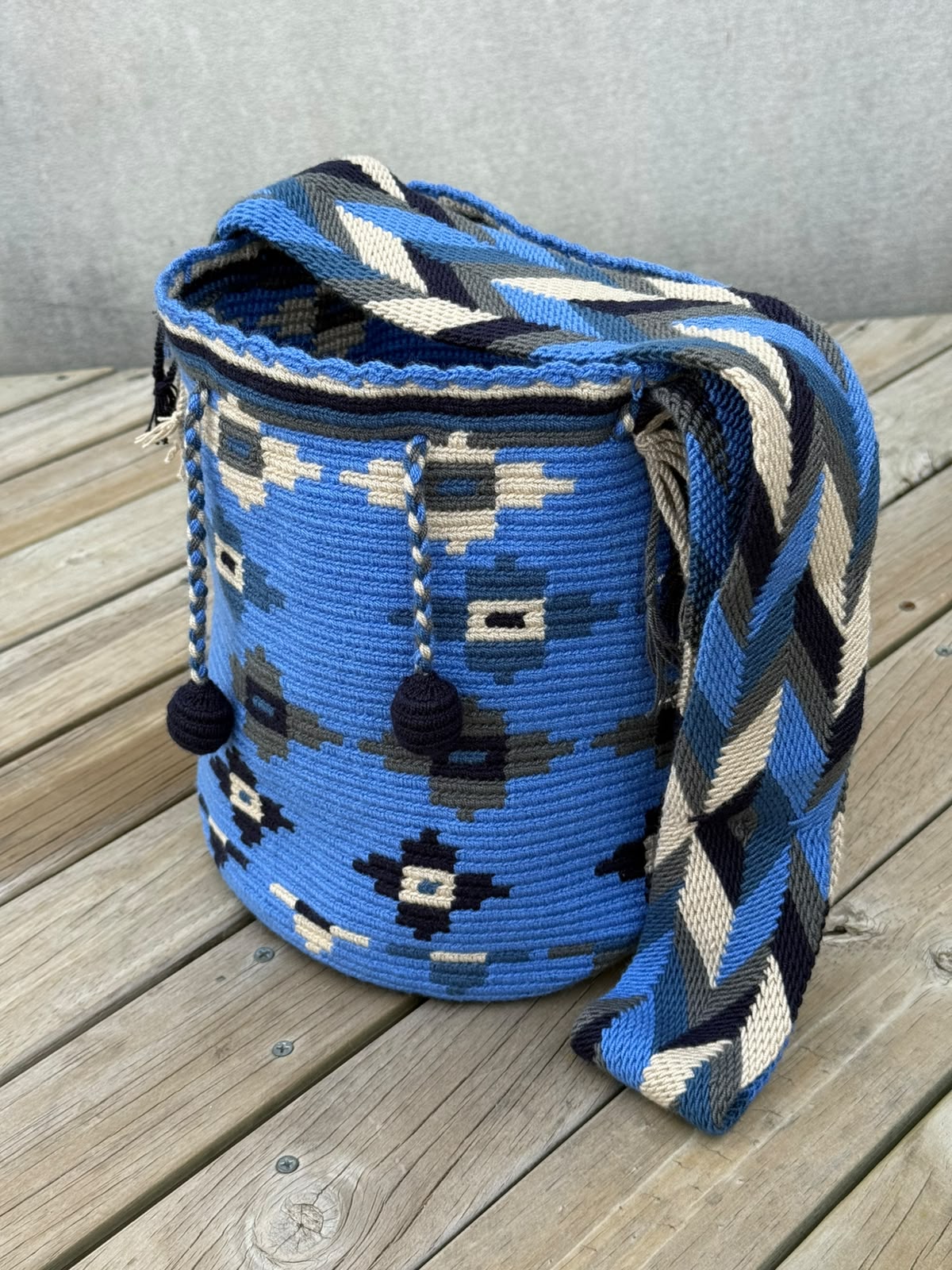 Mochila Wayuu Diseño Borlas (31x28 cm)