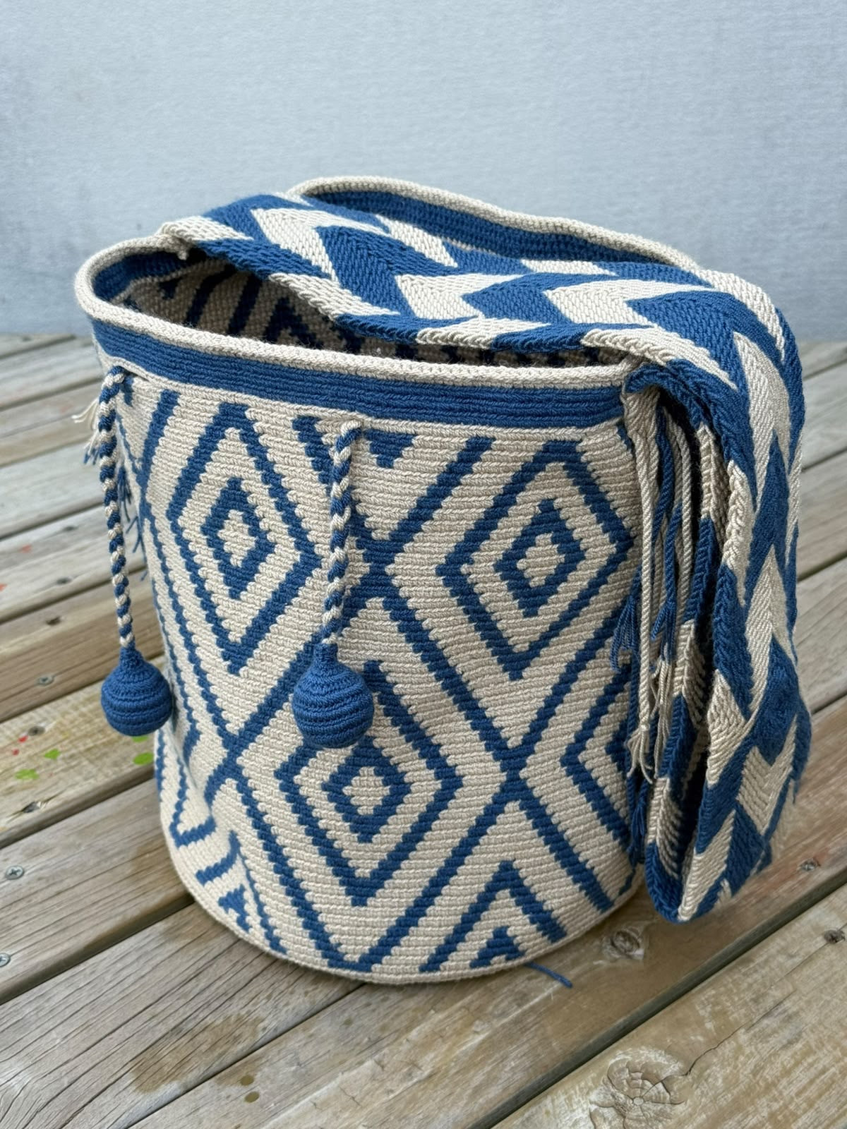 Mochila Wayuu Diseño Borlas (31x28 cm)