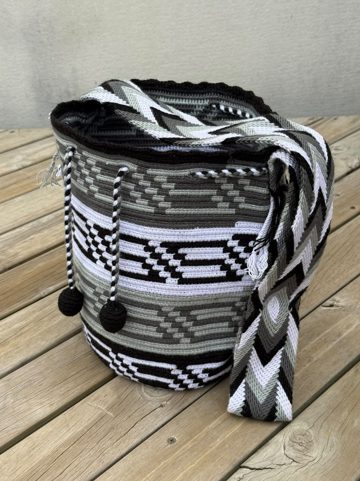 Mochila Wayuu Diseño Borlas (31x28 cm)