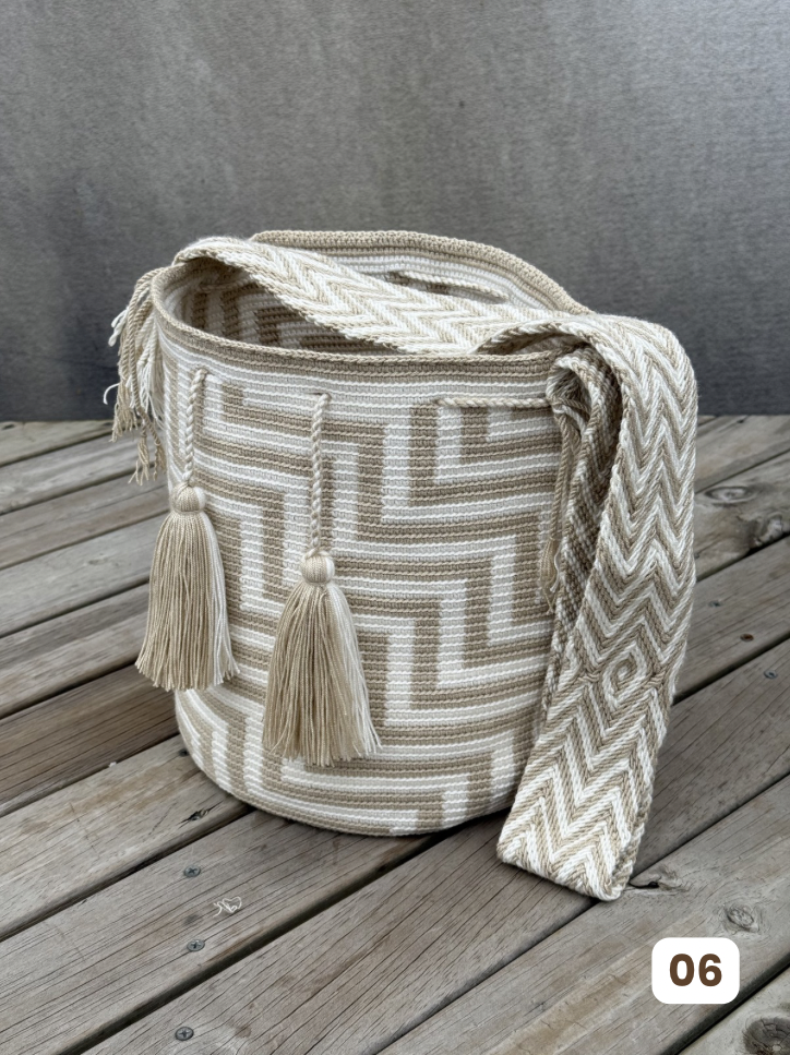 Mochila GRANDE Beige⭐️ (31x28)