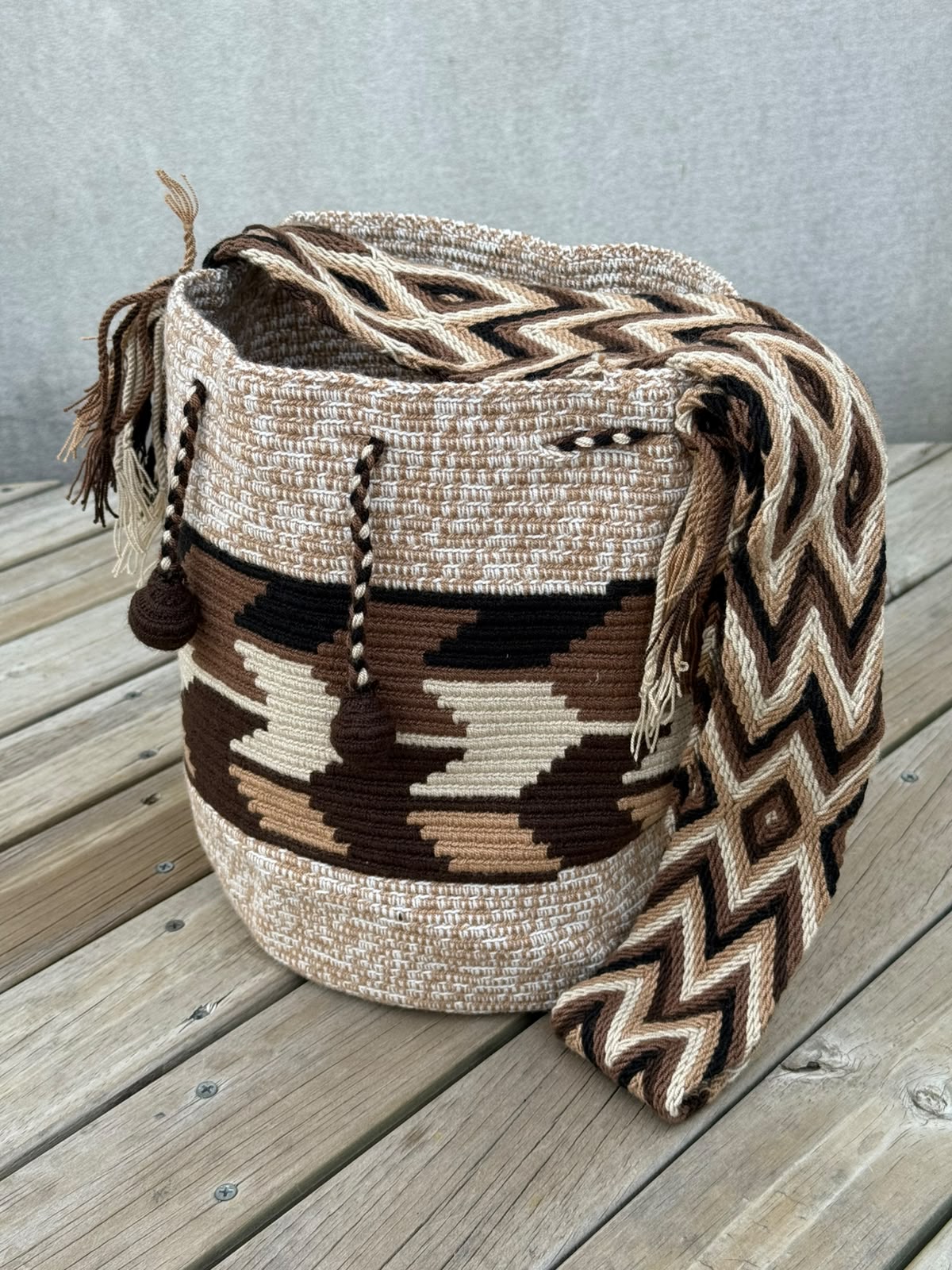 Mochila Wayuu Diseño Borlas (31x28 cm)