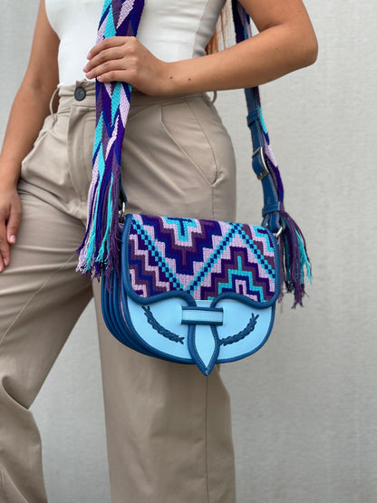 Carriel Wayuu – Colección Cielo Místico 🌌💜💙 – (26x21 cm)