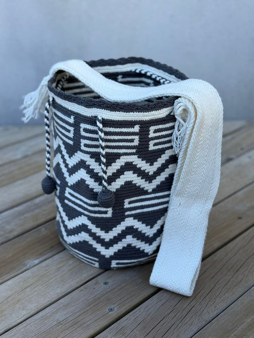 Mochila Wayuu Diseño Borlas (31x28 cm)