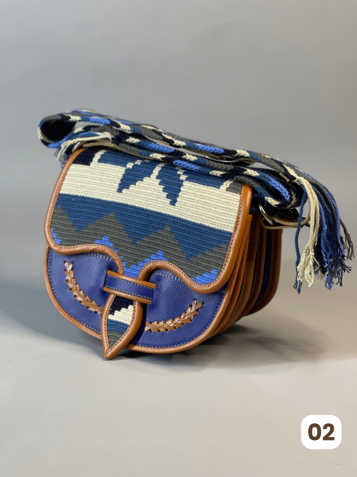 Carriel Wayuu – Colección Horizonte Sobrio 🤎💙⚪ – (26x21 cm)