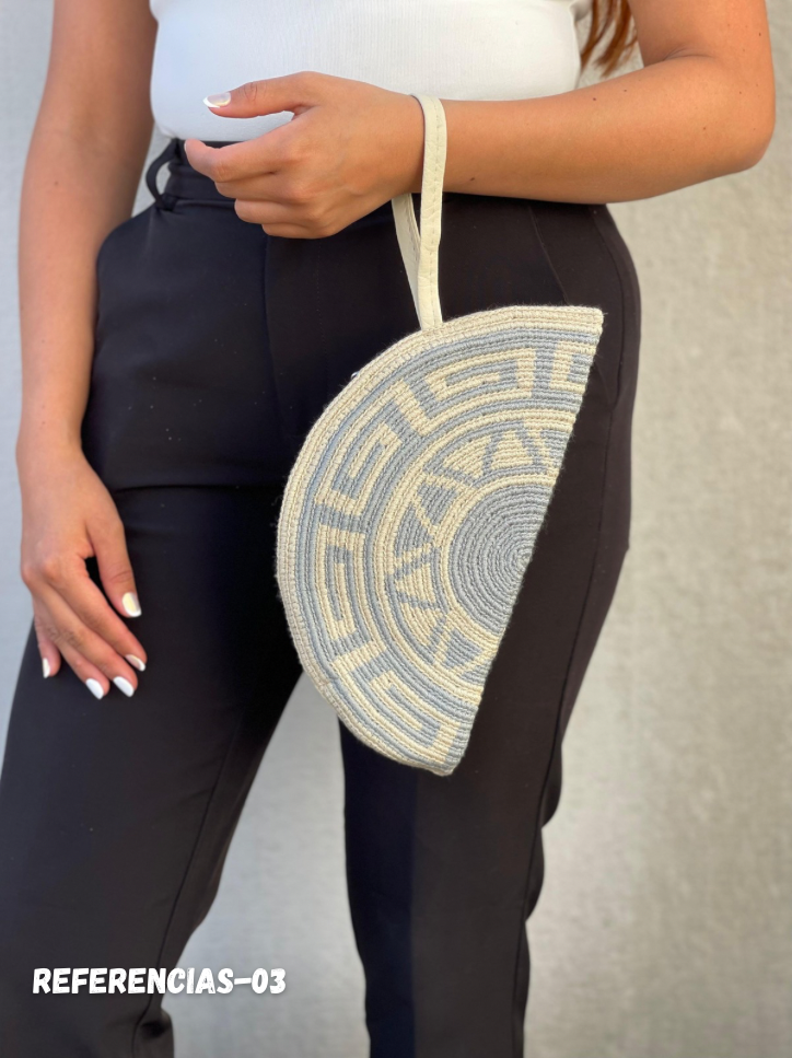 ✨Sobre Media Luna – Elegancia Artesanal de Mano 🌙🤍 (25x14 Cm)