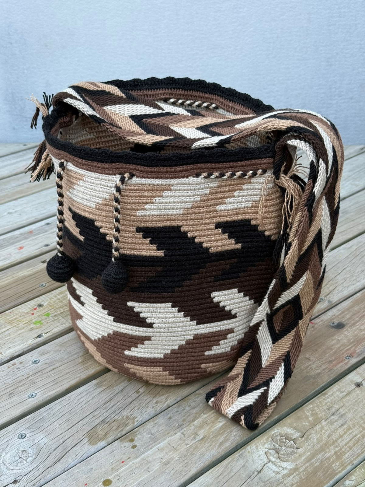 Mochila Wayuu Diseño Borlas (31x28 cm)