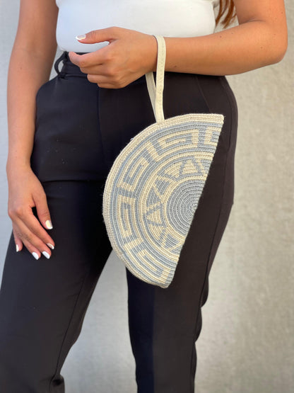 ✨Sobre Media Luna – Elegancia Artesanal de Mano 🌙🤍 (25x14 Cm)