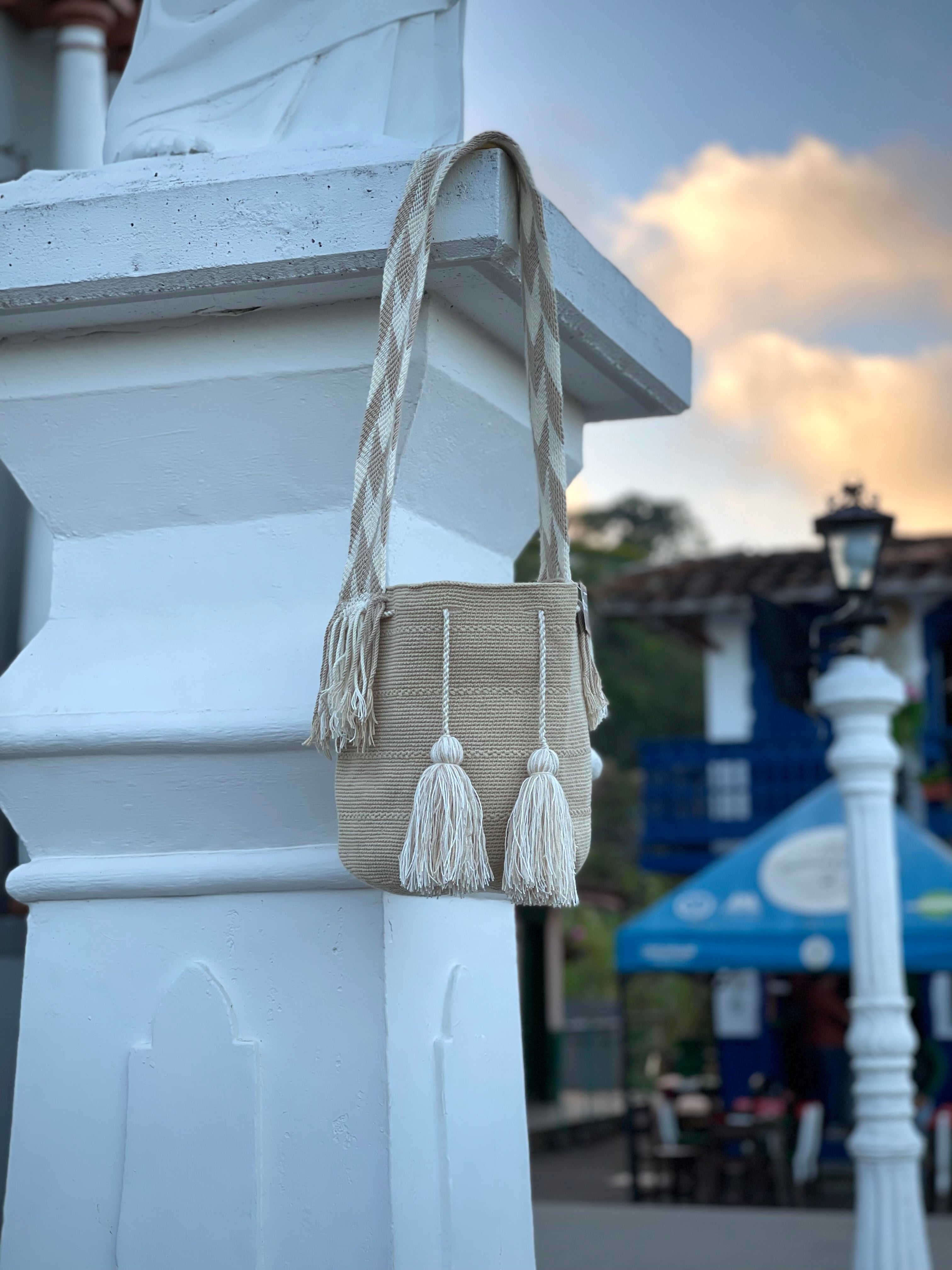 Mochila GRANDE Neutral Exclusiva 🌟⚪️ (31x28)