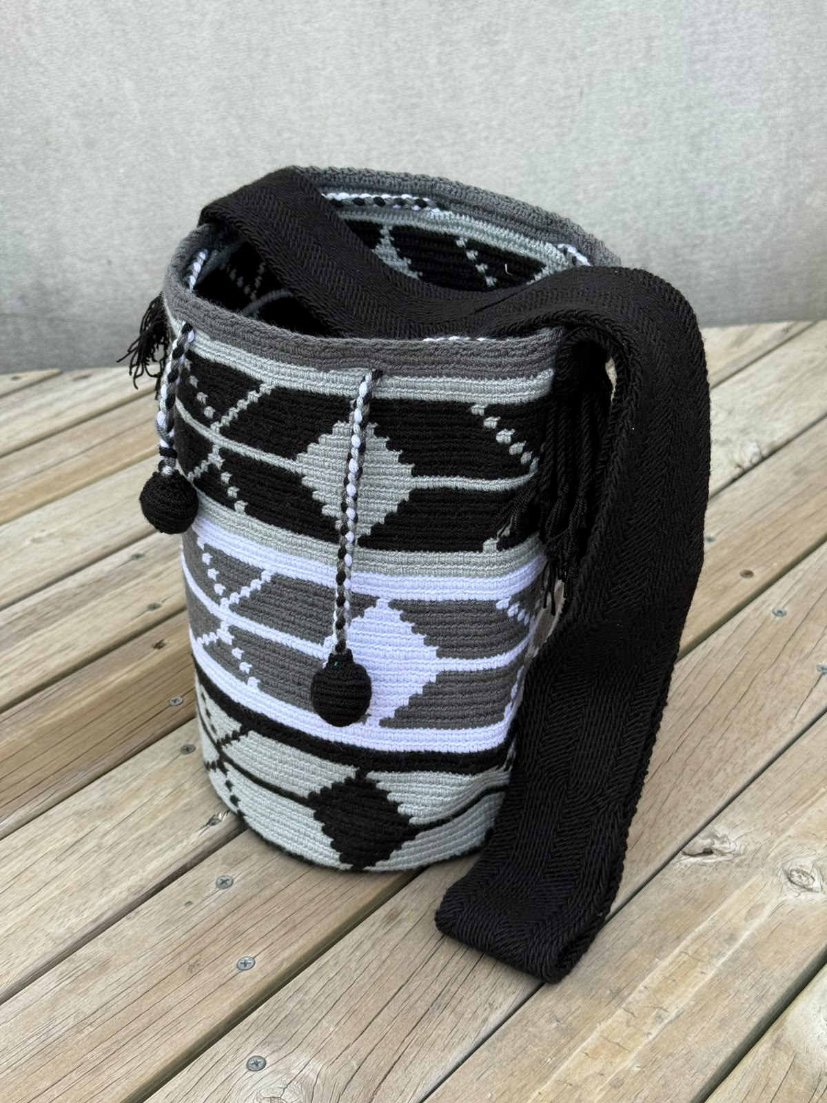 Mochila Wayuu Diseño Borlas (31x28 cm)