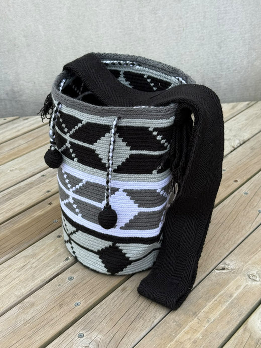 Mochila Wayuu Diseño Borlas (31x28 cm)